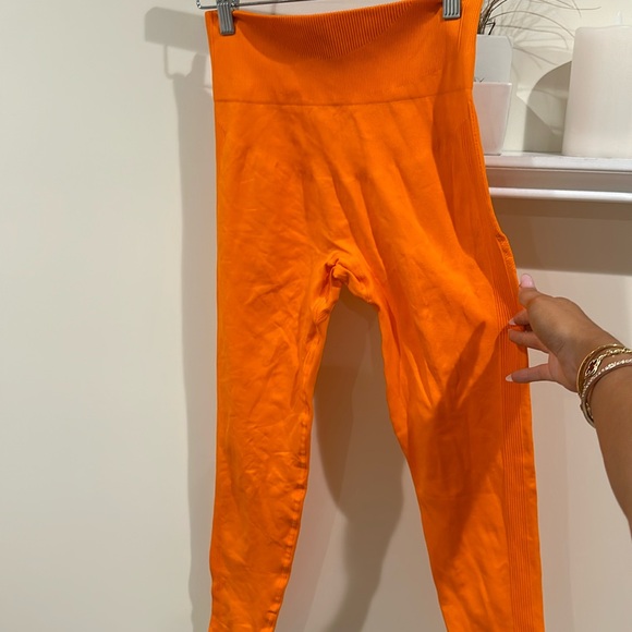ORANGE BUTT SCRUNCH WORKOUT LEGGINGS - Picture 1 of 4